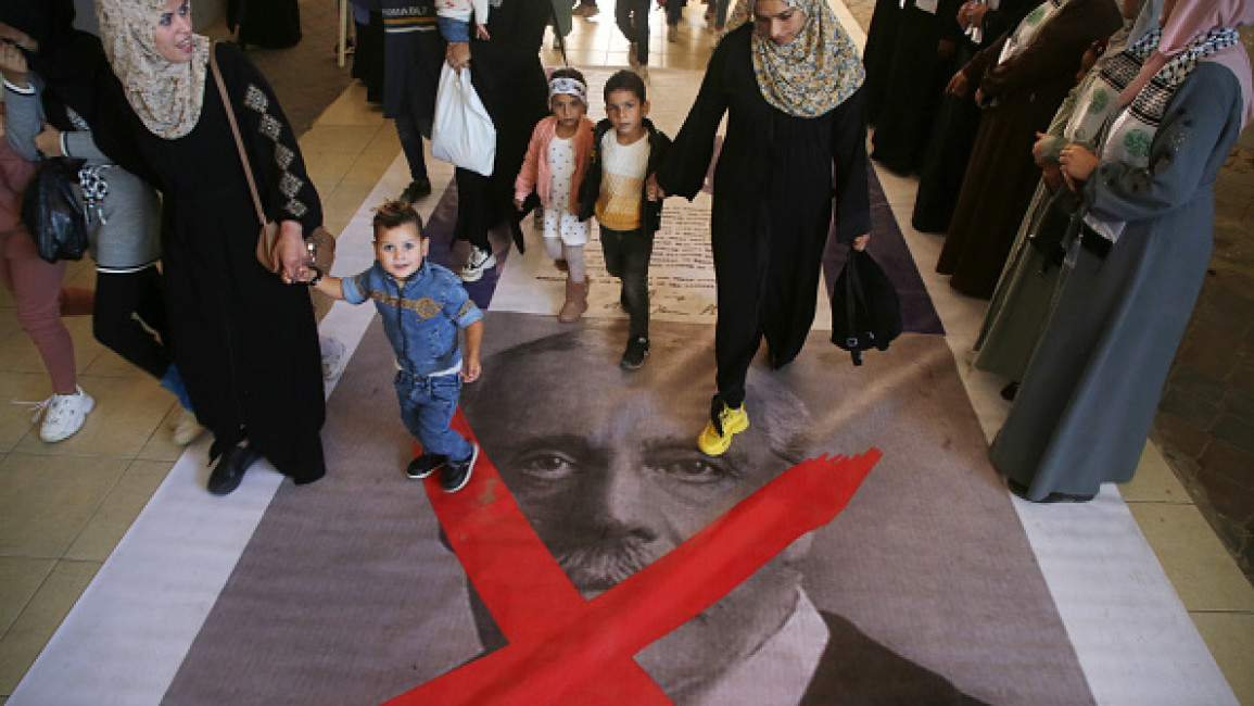 Aktivis Aksi Palestina Lumuri Patung Arthur Balfour Di Gedung Parlemen Inggris Dengan 'Darah Palsu'